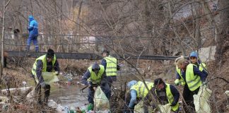Râul Motru, ecologizat de cei care îl poluează, localnicii din Padeș!