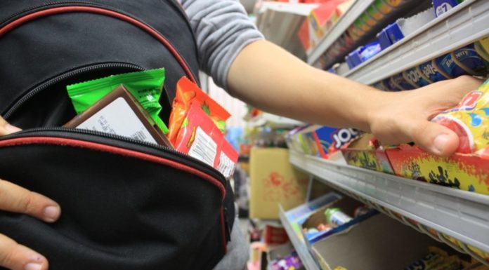 Tânără din Argeș, prinsă cu produse alimentare furate dintr-un magazin din Târgu-Jiu