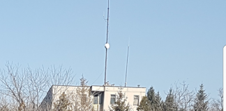 Găurile căscate în străzile din municipiul Motru, astupate cu cărămizi! Primarul promite reparații