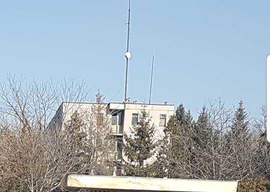 Găurile căscate în străzile din municipiul Motru, astupate cu cărămizi! Primarul promite reparații