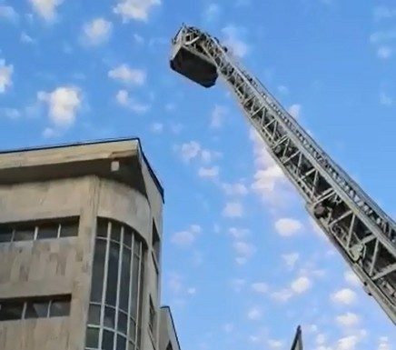 Intervenție la înălțime a pompierilor, la Tribunalul Gorj