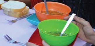 Masă caldă pentru elevii din două școli din Gorj