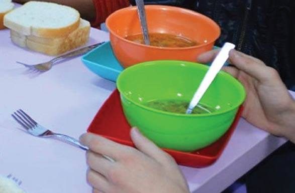 Masă caldă pentru elevii din două școli din Gorj