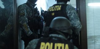 Percheziție la Țicleni, în locuința unui bărbat acuzat că și-a șantajat fosta iubită cu fotografii indecente