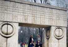 „KissBucketChallenge” de sub Poarta Sărutului