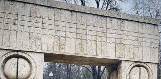 „KissBucketChallenge” de sub Poarta Sărutului