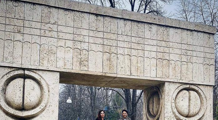 „KissBucketChallenge” de sub Poarta Sărutului