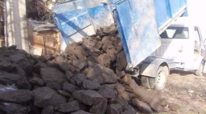 Aproape trei tone de cărbune fără acte, confiscate de polițiști