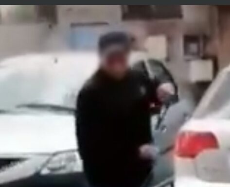 VIDEO REVOLTĂTOR: Bărbat plimbat în lesă, la Bumbești-Jiu