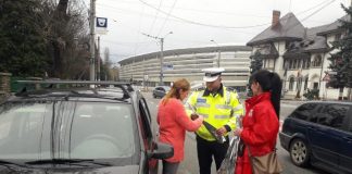 Flori şi recomandări, oferite de 8 Martie de poliţişti femeilor