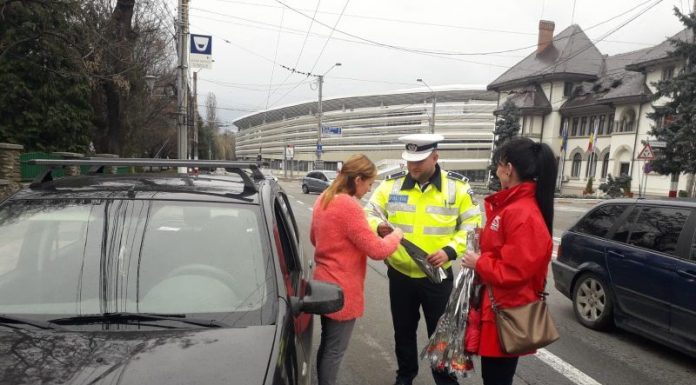 Flori şi recomandări, oferite de 8 Martie de poliţişti femeilor