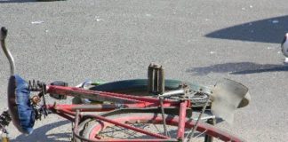 Un bărbat beat, care mergea pe lângă bicicletă, lovit de mașină