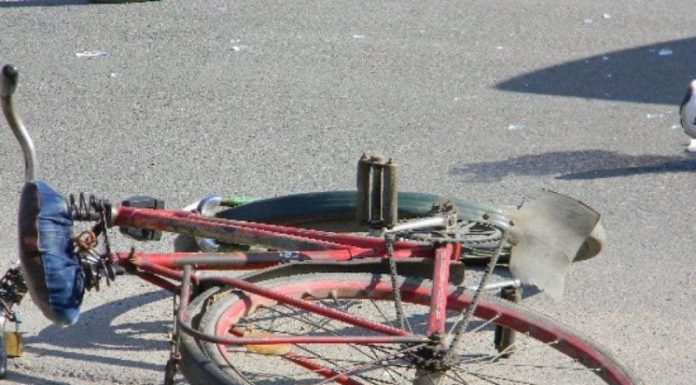 Un bărbat beat, care mergea pe lângă bicicletă, lovit de mașină