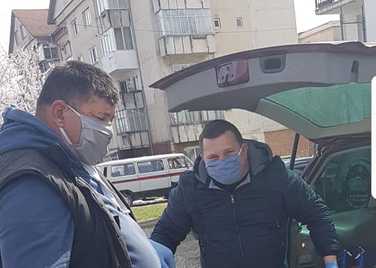 Voluntarii de la Motru își fac datoria! Cumpărături pentru doi vârstnici din localitate