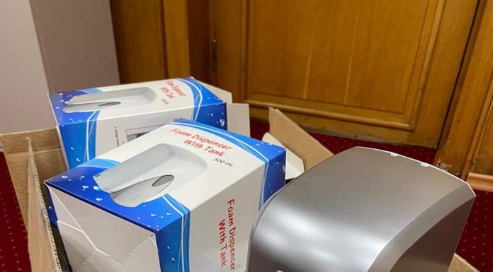 FOTO: Dispozitive cu dezinfectant la blocurile din Turceni