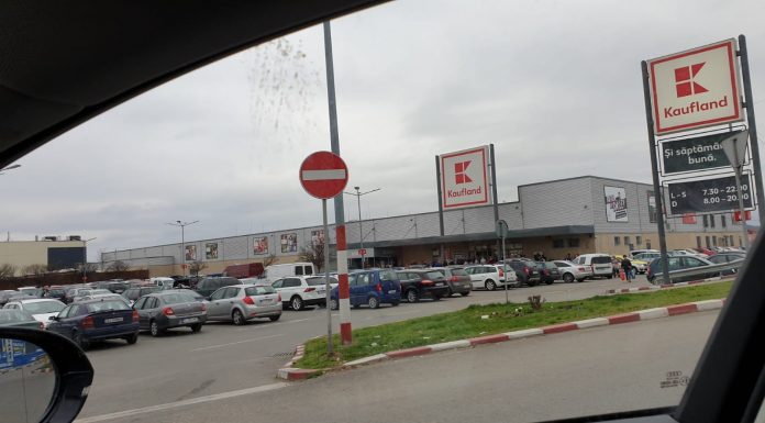 FOTO: Aglomerație în centrele comerciale din Târgu Jiu