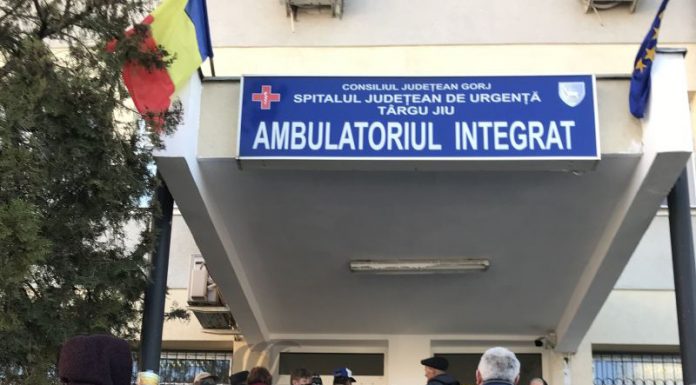 Au uitat de coronavirus! Înghesuială la intrarea în Policlinică!