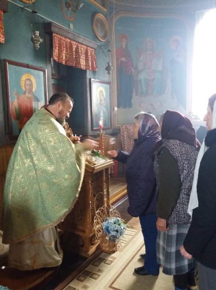 Preotul Gavril-â d-âruie+ƒte flori