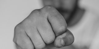 ,,Tu ești sifonarul la Poliție?”, și-a întrebat a treia victimă fiul polițistului Petcu! Întrebarea a fost urmată de câțiva pumni