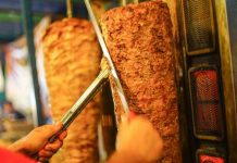 Mai multe fast-food-uri şi magazine alimentare, sancţionate de inspectorii DSVSA