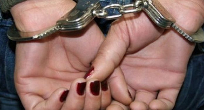 Reținută după ce a incendiat fânarul vecinului