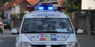 Un șofer beat s-a oprit cu mașina într-un cap de pod