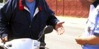 Cercetat după ce a condus un moped neînmatriculat și fără să aibă permis