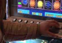 Un bărbat a amenințat-o cu cuțitul pe angajata unei săli de jocuri, după ce și-a pierdut banii la păcănele