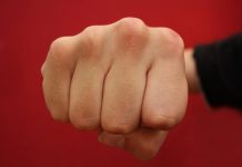 Bărbat bătut de un consătean, la Bustuchin