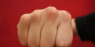 Bărbat bătut de un consătean, la Bustuchin