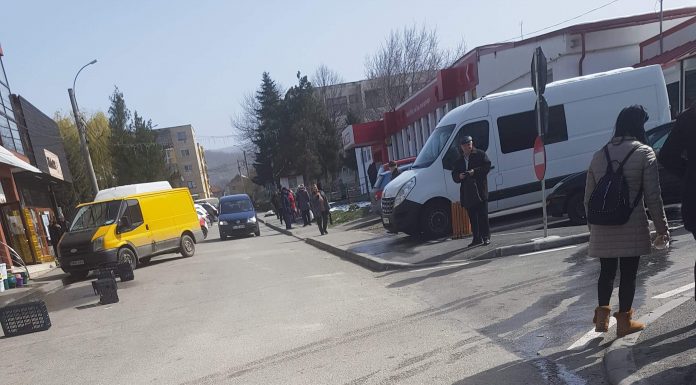 Carantină și nu prea, la Sadu! Oamenii se plimbă pe străzi nestingheriți!