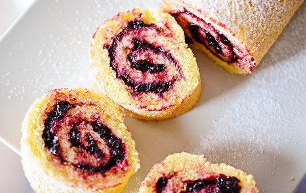 Rețeta săptămânii – Ruladă cu gem de afine