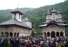 Slujbe religioase în aer liber. Baruri și cafenele, închise. Controale în Gorj