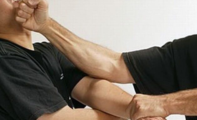 A intrat peste o familie în casă și a bătut-o. Decizia oamenilor legii!