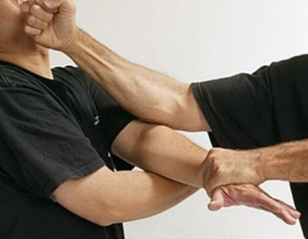 Bărbat cercetat de polițiști, după ce și-a strâns de gât băiatul și soția