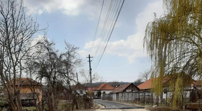 Circulația oprită pe șase drumuri din comuna Arcani