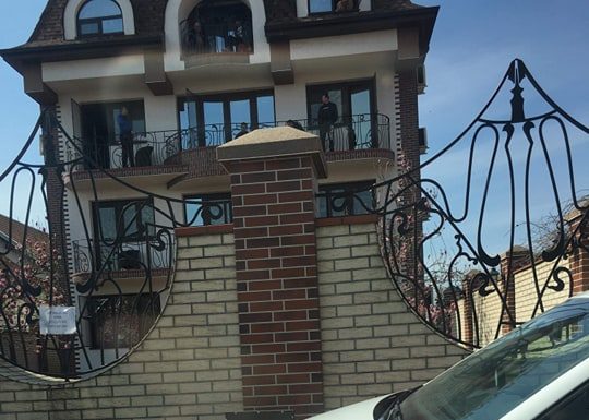 Centre de carantină de trei stele, la Târgu-Jiu! Hotelul Anna Junior și Rais, pline de carantinați și cu jandarmi la ușă