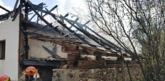 Acoperişul unei case a luat foc, în Crasna