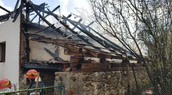 Acoperişul unei case a luat foc, în Crasna