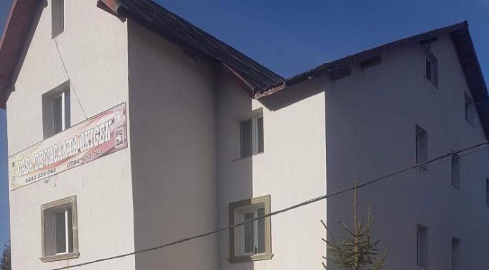 Casa de vacanță Oxigen, centrul de carantină din stațiunea Rânca, unde a fost cazat decedatul de coronavirus, dezinfectată de DSP