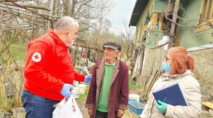 250 de persoane vulnerabile din Gorj, ajutate cu alimente de CEZ și PEPSI-COLA, prin Crucea Roșie! Sucuri și chipsuri pentru Spitalul Turceni