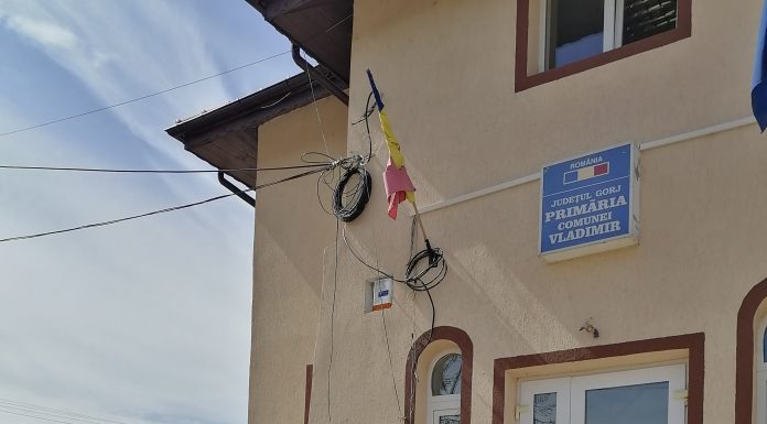 Ieri și-a pus poalele în cap și a strigat hoții, azi a pus lacătul pe primărie!