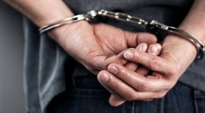 A ajuns în arest, după ce a distrus cu pietre trei mașini