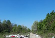 Mormane de haine, aruncate lângă Sadu II! Moloz din demolări, lângă Lacul Tetila