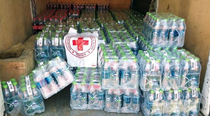 Donație de apă prin Crucea Roșie Gorj! Sticlele ajung în spitale, cămine de bătrâni și instituții din județ