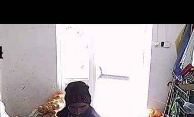 Filmat când a furat un telefon mobil dintr-un magazin din Târgu-Cărbunești