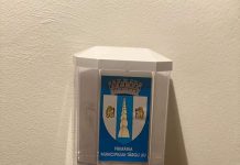 A început montarea dispenserelor cu dezinfectant la scările de bloc din Târgu Jiu