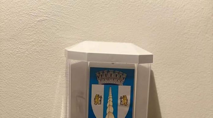 A început montarea dispenserelor cu dezinfectant la scările de bloc din Târgu Jiu