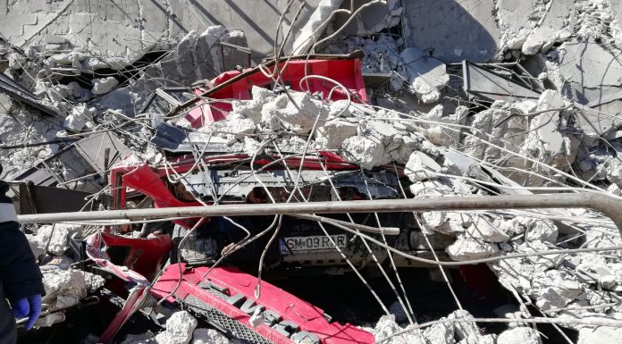 VIDEO: Trei muncitori, prinși sub tone de moloz