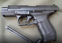 Șofer prins cu pistolul în mașină